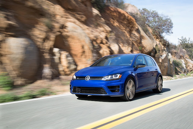 Front 3/4 view of 2015 Volkswagen Golf R