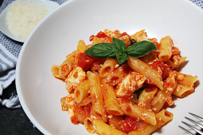 Pasta al sugo di pomodoro e ricotta. Primo piatto della cucina italiana