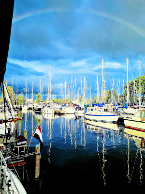 Regenbogen über Hafenbecken