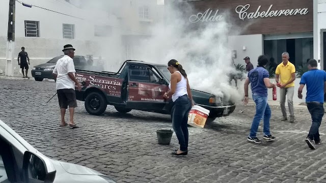 VEÍCULO PEGA FOGO NO CENTRO DE BOM CONSELHO. POR SORTE NÃO HOUVE VÍTIMAS 