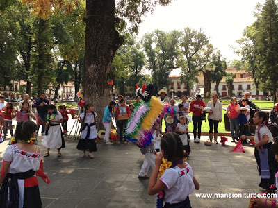 En Pátzcuaro danzas tradicionales en la Plaza Vasco de Quiroga