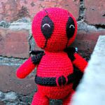 http://translate.google.es/translate?hl=es&sl=en&tl=es&u=http%3A%2F%2Fwww.thegeekyknitter.co.uk%2F2015%2F10%2Famigurumi-deadpool-free-crochet-pattern.html&sandbox=1