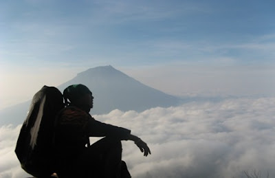 Tips Aman Mendaki Gunung