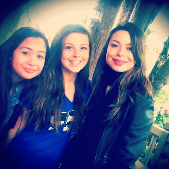 Miranda Cosgrove fans peru en Disneyland  2013 7