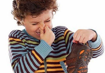 3 tips ampuh menghilangkan bau pada sepatu