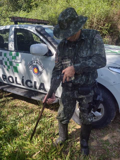 Polícia Ambiental do Vale do Ribeira realiza apreensão de arma e itens utilizados na pratica da caça ilícita em Juquiá