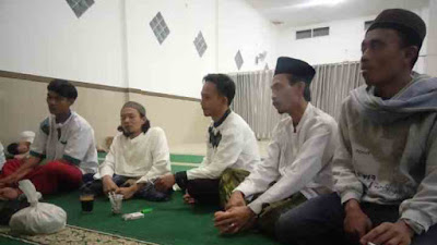 Warga Kampung Cadas Gatung Rt01/02 Desa Purasari Melaksanakan Gema  Takbir Di Mejid Jami Nurul Ikhlas.