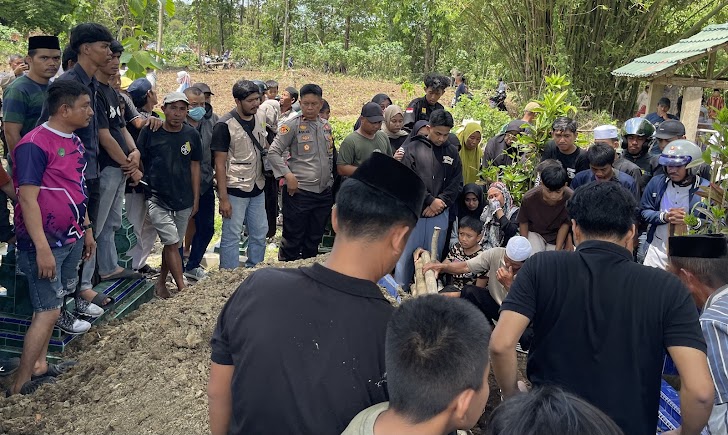 Kapolsek Moncongloe Bersama Personil Melayat Dan Mengucapkan Turut Berduka Cita Dan Mengantar Almarhum Kepemakaman Kampung Moncogloe