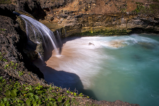 Keindahan Pantai dan Air Terjun Banyu Tibo Menikmati Keindahan Pantai dan Air Terjun Banyu Tibo