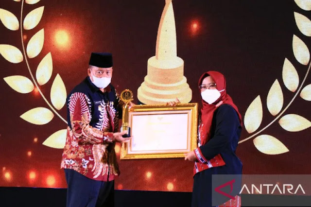 Agam Terima Predikat Pertama Nasional Anugerah KPAI 2022