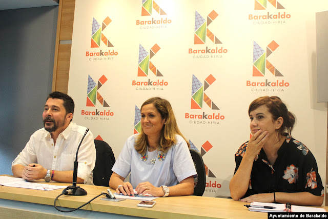 La alcaldesa, entre representantes de la Fundación EDE