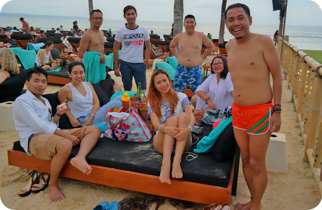 Nongkrong Sore Menunggu Sunset Dari Kolam Rendamnya Finns Beach Club Bali Ramenya KETERLALUAN Di Finn's Beach Club Canggu