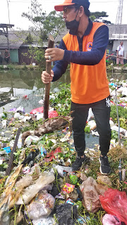 pemerintah desa membersihkan sampah di sungai kaliulu