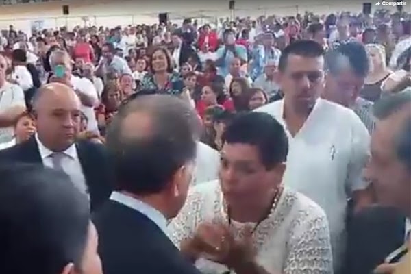 En su día, maestros abuchean a Gobernador de Veracruz; los hizo esperar 4 horas 