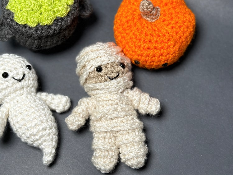 5 Little Monsters: Mini Mummy- Fall Mini Amigurumi Crochet Along Day 4