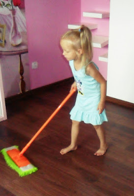 Jak zachęcić dziecko do sprzątania, pani domowa