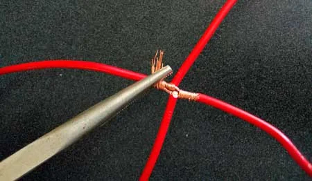 Instalaciones eléctricas residenciales - Apretando segundo cable derivado en amarre de derivación doble