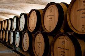 foto de barris de vinho produzidos nas propriedades do Asilo com uma qualidade altíssima e cujos recursos são usados para custear os tratamentos e manutenção do hospital