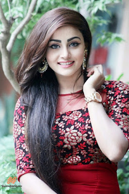 Meet This Gorgeous And Stunning Pakistani Selfie Model Aneela