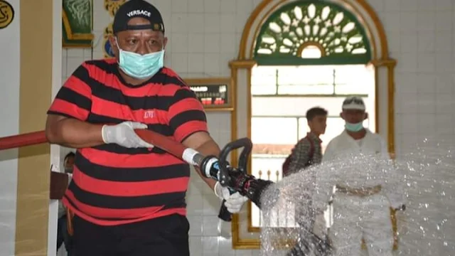 Foto: Kabag Prokompim Amrizal Rengganis. Antisipasi Virus Corona, Masjid-Masjid di Padang Disemprotkan Disinfektan.