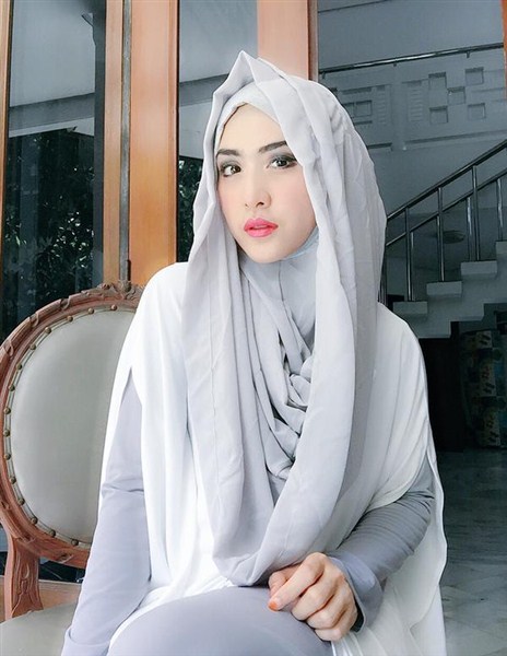 trend model gaya hijab ala april jasmine terbaru 2017/2018