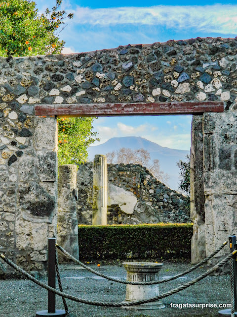 O Vulcão Vesúvio visto do Sítio Arqueológico de Pompeia