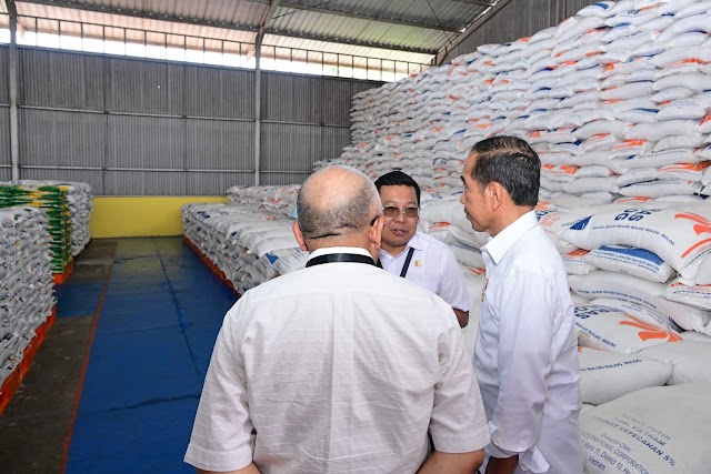 Presiden Jokowi Tinjau Ketersediaan Beras dan Serahkan Bantuan di Tanah Grogot  