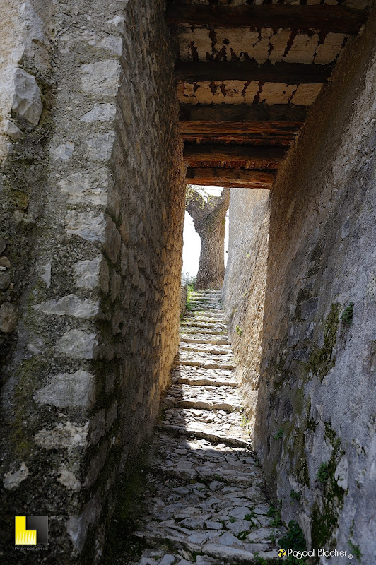 chemin étroit du village de brantes photo pascal blachier au delà du cliché