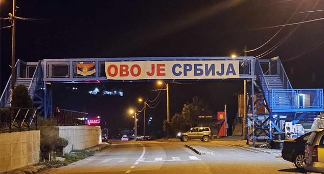 Специјалци такозване “Косовске полиције” уклонили су пре два дана пано са пасареле у Сочаници на коме је писало “Ово је Србија”.