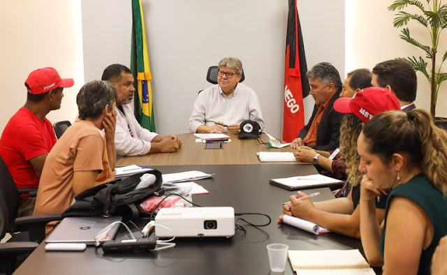 João Azevêdo destaca investimentos do governo na agricultura familiar em reunião com representantes do MST