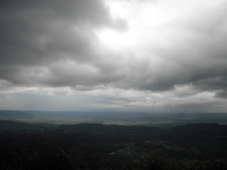 Awan di puncak gunung sendaren