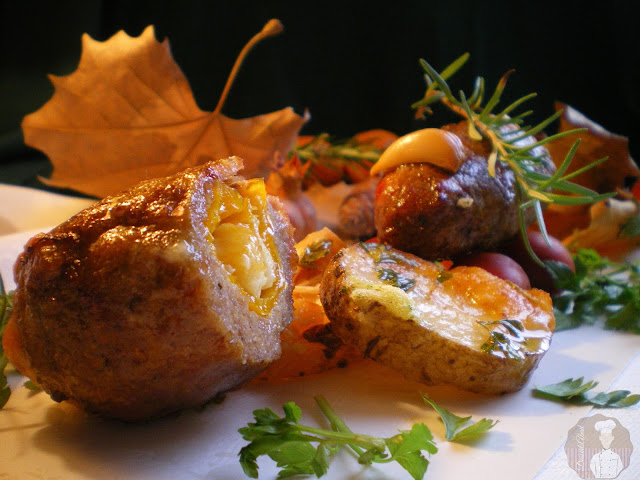 "Ovillo" de carne relleno de pimiento con queso