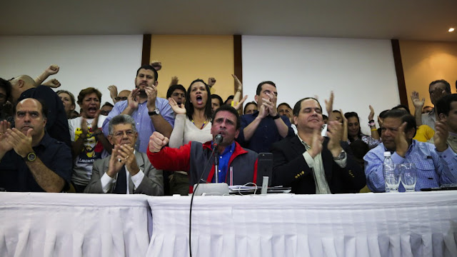 La Unidad convoca al pueblo venezolano a “restituir el hilo constitucional”.