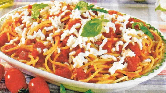 Spaghetti al sugo con la ricotta
