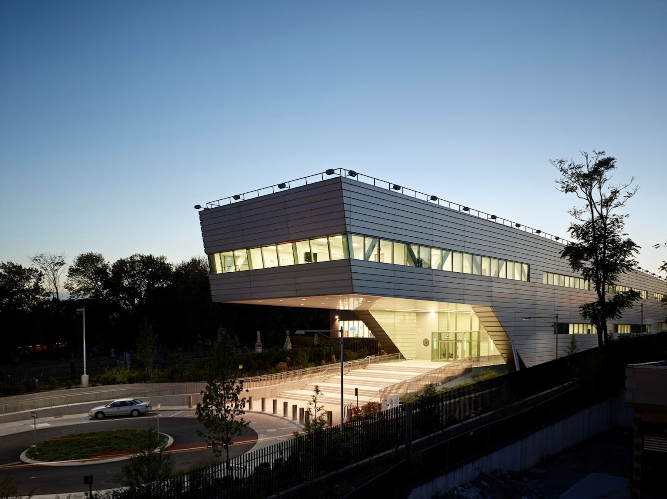 Rafael Vinoly: 121ST POLICE PRECINCT STATION HOUSE by RAFAEL VIÑOLY ARCHITECTS