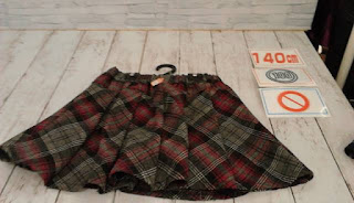 中古品　子供服　グレー✕黒✕赤　チェック柄　スカート　１４０㎝　１００円