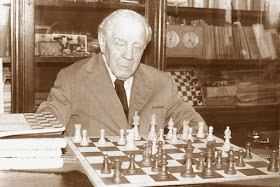 Ion Gudju frente al tablero de ajedrez