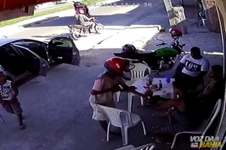 Vídeo: Bandidos a bordo de moto roubam clientes em bar na Rua da Linha em S. A. de Jesus