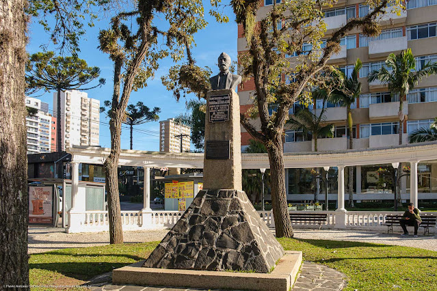 Herma com o busto do Barão do Serro Azul