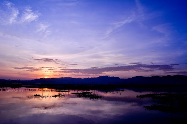 Cerita tentang perjalanan saat menikmati Matahari Terbit Di Rowo Jombor, Klaten. Memotret sunrise adalah hal menyenangkan!