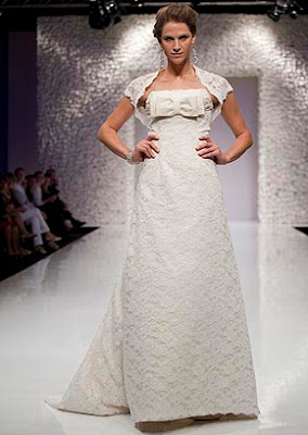 The+classical+proposal+by+Ian+Stuart%252C+who+dress+in+a+match+dubbed+lace+shawl+in+the+same+material