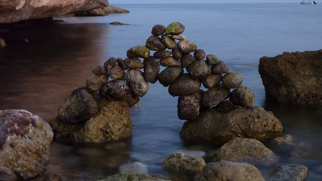 Planeta Bilbao, piedras en equilibrio, Agua Amarga, balanced stone