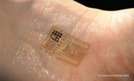 Tatuaje similar a un microchip para la salud