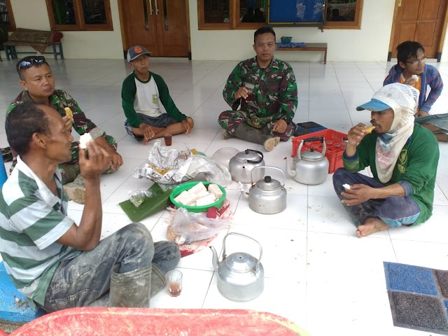 Kebersamaan Satgas TMMD Reguler ke 104 dengan Warga