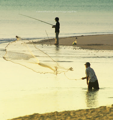 mengail dan menjala ikan