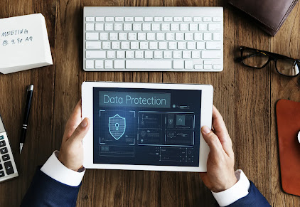 IDS berfungsi untuk mengidentifikasi aktivitas mencurigakan atau serangan pada jaringan komputer, sehingga dapat melindungi sistem dari ancaman keamanan.