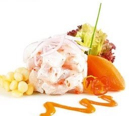 Presentación del ceviche o cebiche con choclo, camote y lechuga