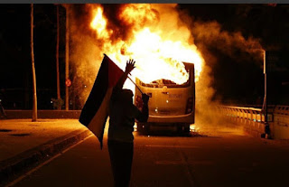 manifestantes-incendeiam-onibus-no-rio-de-janeiro