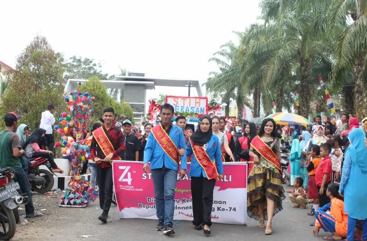 Mahasiswa STIH Serasan PALI Meriahkan Pawai Karnaval HUT RI Ke-74