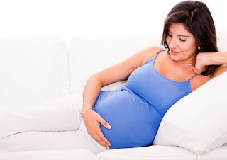 беременная девушка на диване